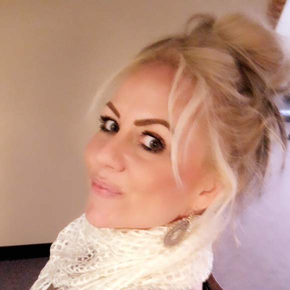 Meet your Posher, Katie - Picture 1 of 3